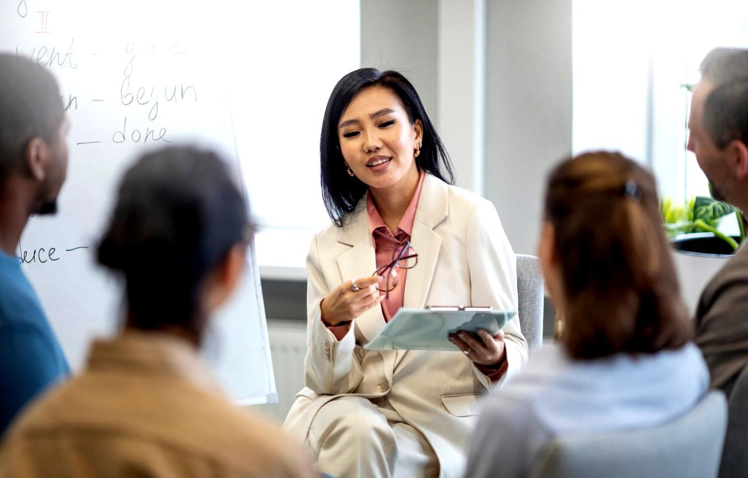 Finanzanalyse Arbeitsplatz mit Dokumenten und Laptop